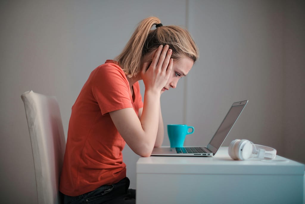 He's in Love With His Ex: 9 Subtle Clues 4 disturbed woman stares at her laptop