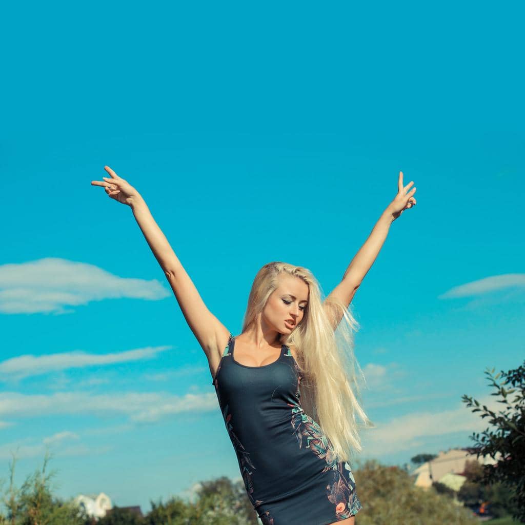 9 Absurd Reasons Why Happily Single Women Trigger Men 13 emotional blonde girl