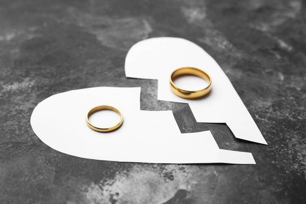 11 Toxic Traits That Signal a Painful Divorce Ahead 2 broken paper heart rings grunge background