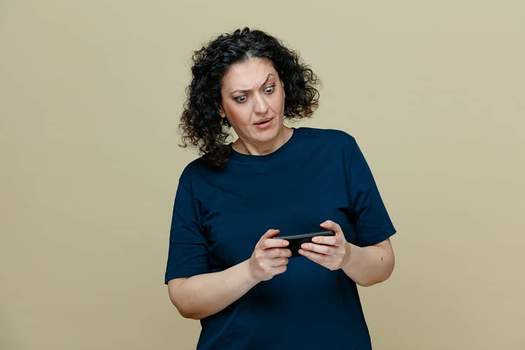7 Powerful Ways to Resist Texting Your Ex and Protect Your Self-Respect 3 Woman who broke the no contact rule after breakup - and regrets it