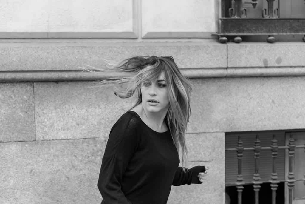 15 Disgusting, Sketchy Things Creepy Men Do 2 frightened woman running away