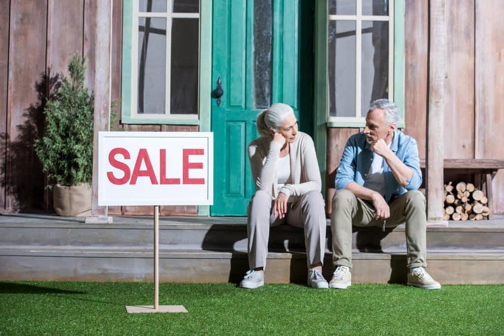 7 Devastating Financial Mistakes in Gray Divorce: How to Avoid Them 5 couple selling their house 1