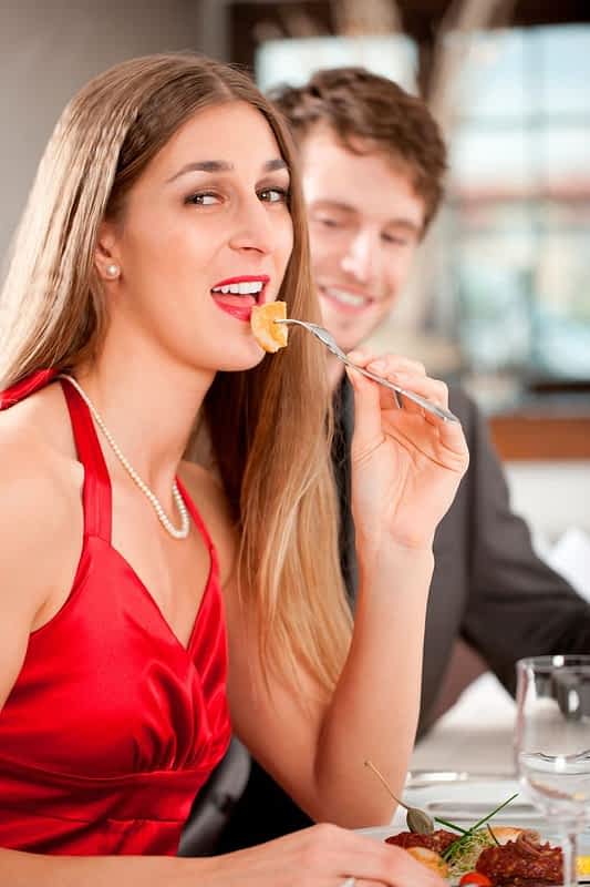 2026’s Most Toxic Dating Trends: Behaviors You Need to Avoid 3 couple having food at hotel