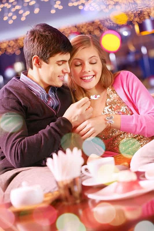 2026’s Most Toxic Dating Trends: Behaviors You Need to Avoid 9 man feeding his girlfriend with cake in cafe