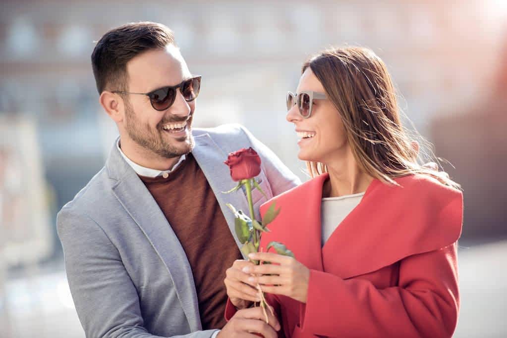 15 Clear Signs You're Not Ready for a Relationship 15 man woman red rose city