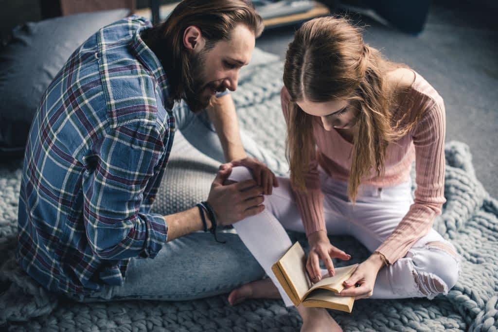15 Clear Signs You're Not Ready for a Relationship 8 couple reading book