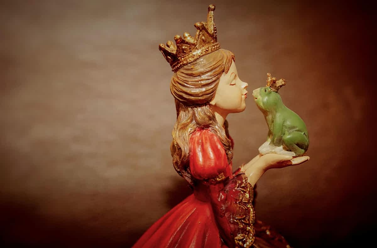 statue of a princess kissing a frog