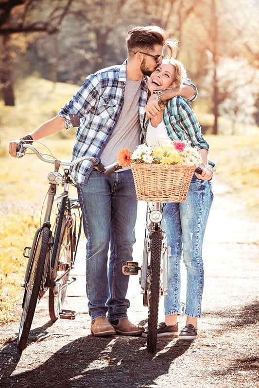 2026’s Most Toxic Dating Trends: Behaviors You Need to Avoid 22 couple in love in park with bike
