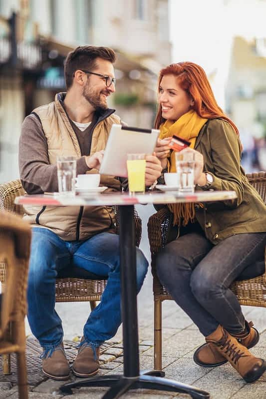 2026’s Most Toxic Dating Trends: Behaviors You Need to Avoid 13 young couple cafe using digital tablet credit card