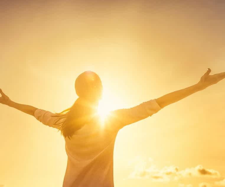 Why Your Happiness Without a Man Makes Some Men So Uncomfortable 2 woman feeling free at sunset