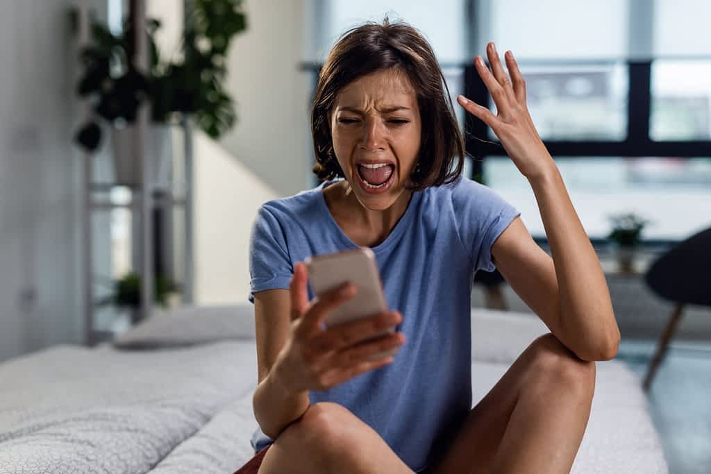 7 Powerful Ways to Resist Texting Your Ex and Protect Your Self-Respect 2 Angry woman wishing she knew how to resist texting your ex.